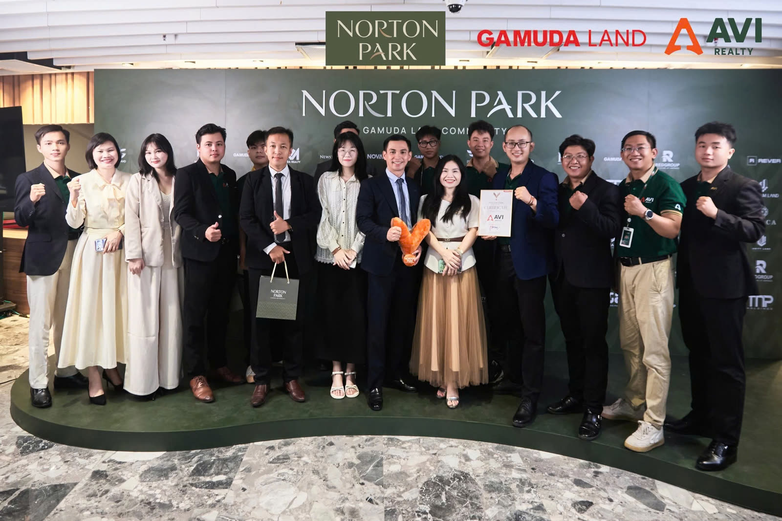 Đội ngũ AVI Realty tại sự kiện