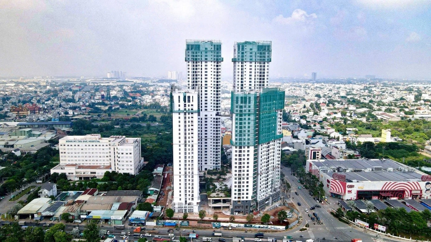 Mặt Bằng Căn Hộ Green Skyline: Triết Lý "May Đo Từng Nhịp Sống" Trong Từng Thiết Kế 1PN, 2PN Và 3PN 2 Hình ảnh thực tế tiến độ thi công dự án Green Skyline Dĩ An tháng 5/2026, vị trí đối diện siêu thị GO! Dĩ An và bên cạnh Bệnh viện Quốc tế Hoàn Mỹ Thủ Đức.
